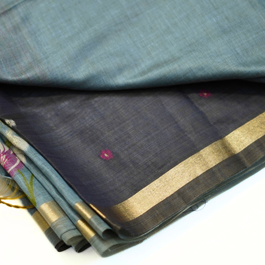 Silk cotton saree with Jamdhani floral weaving.