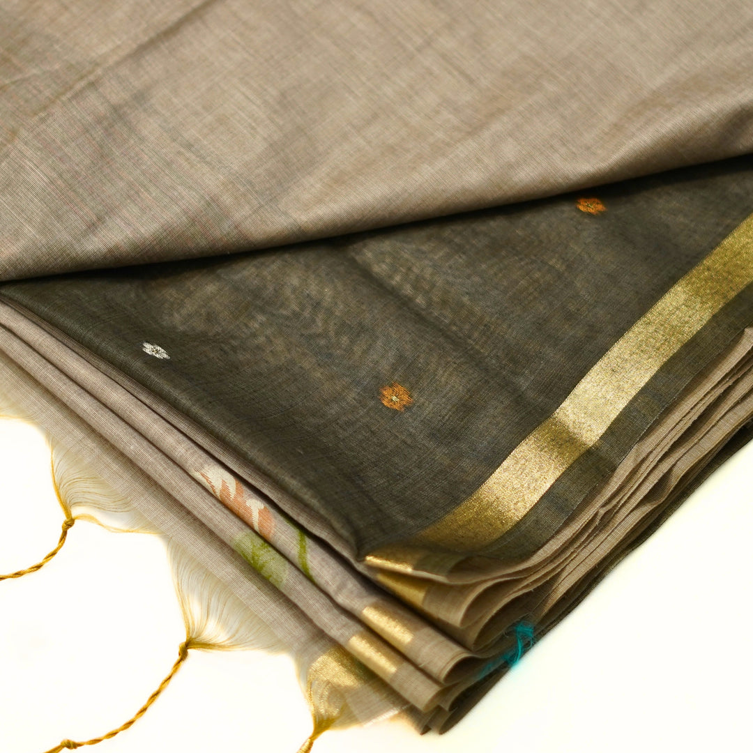 Silk cotton saree with Jamdhani floral weaving.