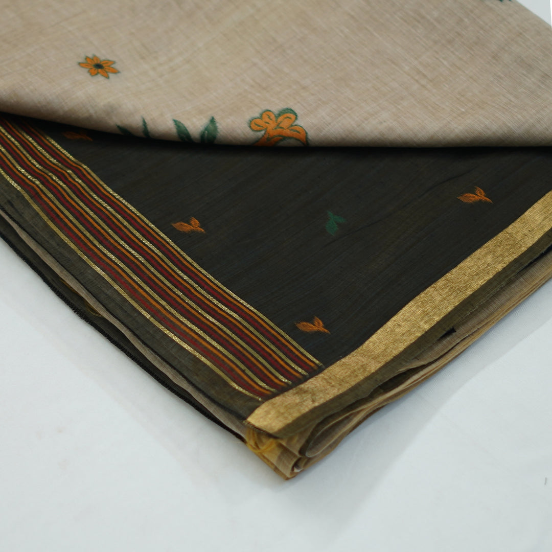 Cotton silk saree with jamdhani weaving on pallu and pleats.
